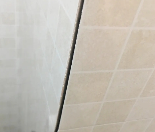 城中瓷砖空鼓维修公司分享阳台瓷砖脱落的修复过程可以分为以下几个步骤
