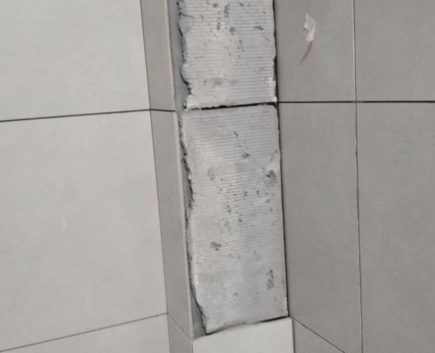 城中瓷砖空鼓维修公司分享下瓷砖施工前基层浇水润湿程度不足，可能导致以下问题